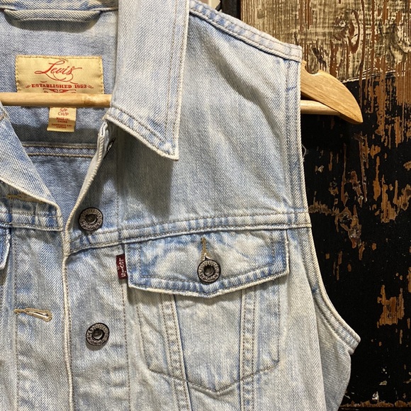 Levis Denim Trucker Vest - Picture 2 of 6